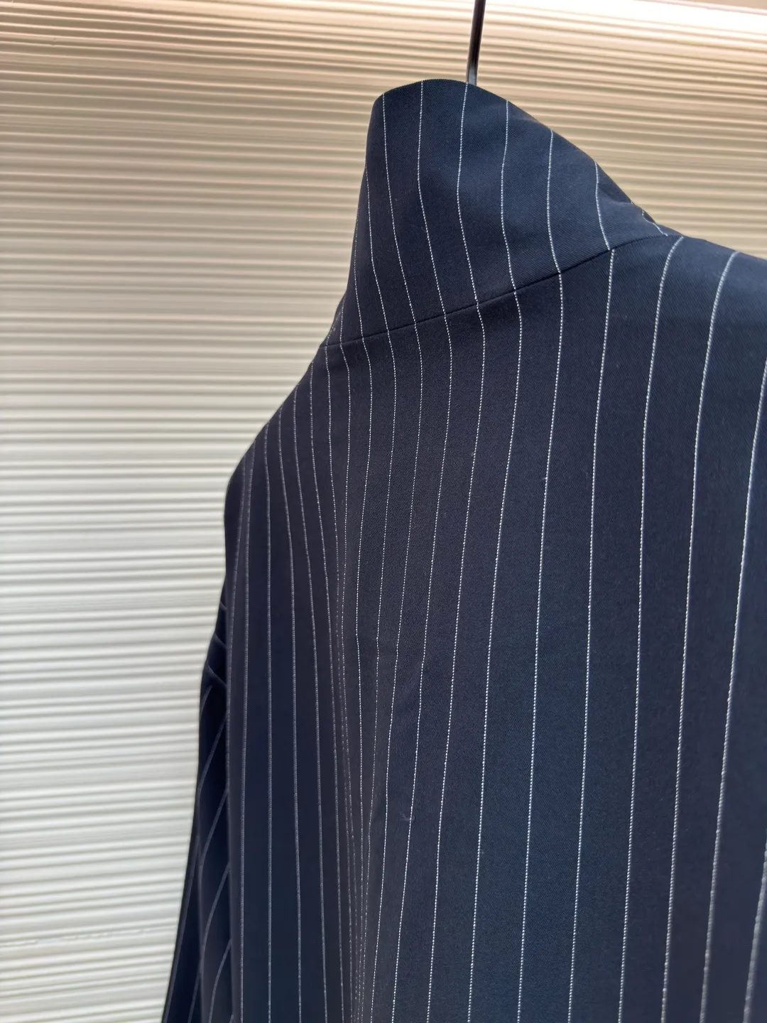 Acne Studios bow striped jacket ●Original version: Purchased and developed for 8000 ●Item number: 1680791-B45 ●Material: fine rhyme striped luxurious fabric fabric ●Technology: embroidery production ●Version: fitted version ●Weight: about 685 grams ●Size: 44-46-48-50 ●Description: Customized fine rhyme striped luxurious fabric and Acne Studios rayon jacquard lining, smooth and delicate, comfortable and close to the skin As smooth as silk, with navy blue as the main color, elegant reflection of retro atmosphere, the pinstripe design is a perfect tribute to retro sports. They are arranged in an orderly manner along the outline of the jacket, and the seasonal bow embroidery on the chest injects soul into the jacket. The delicate stitching makes the bow seem to flutter at any time. The design of the zipper is simple and elegant. Elegant behavior is calm and leisurely. It perfectly interprets the fashionable sweet and cool style, using imported machine embroidery technology. Using advanced computer control systems and precision mechanical components to achieve Acne Studios' seasonal bow tie embroidery work has high precision and smooth and delicate lines. The infrared positioning cutting machine uses infrared transmitters and infrared receivers to achieve precise positioning of materials. The accuracy can reach the micron level to meet the effect of high-precision cutting of plaid alignment. The fabrics have been sand-washed and have a better hand feel and texture. They are not easy to deform, shrink or fade, and maintain long-term beauty. The overall wiring is straight and delicate, the fabric is comfortable and soft, and the color is consistent without color difference. It can be matched with the same style to create a fashionable look and control various occasions. Customized accessories, complete with three standards, same style for men and women!